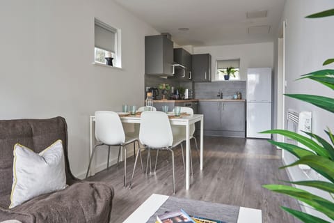 Single Room, Non Smoking, City View | In-room dining