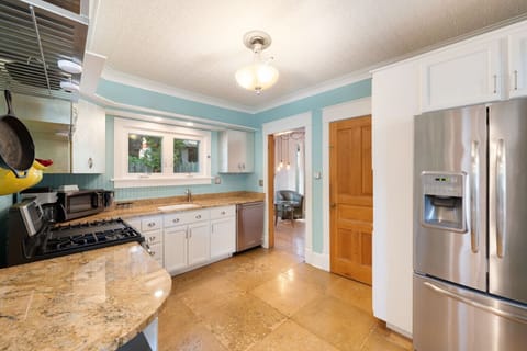 Gather and feast! ๐ฅ๐ช The perfect blend of cozy and functional design for all your meal prep needs.