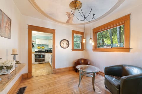 A welcoming embrace! ๐ช๐ผ๏ธ Enter into a warm atmosphere that invites you to explore more.