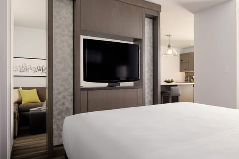 Hypo-allergenic bedding, in-room safe, blackout drapes