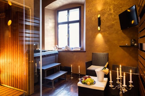 Sauna, hot tub