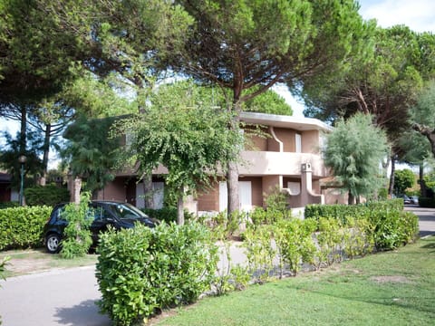 Property, House, Real Estate, Vegetation, Residential Area, Home, Building, Tree, Neighbourhood, Architecture
