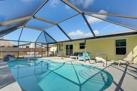 Venice Vacation Rental | 2BR | 2BA | 1,000 Sq Ft | Small Step to Enter