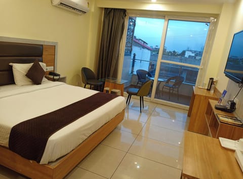 Deluxe Double Room, City View | Desk, laptop workspace, free WiFi
