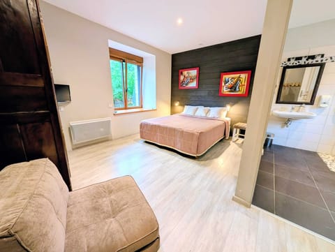 Comfort Double Room, Ensuite, Courtyard View (Tourisme Handicap) | Iron/ironing board, free WiFi, wheelchair access