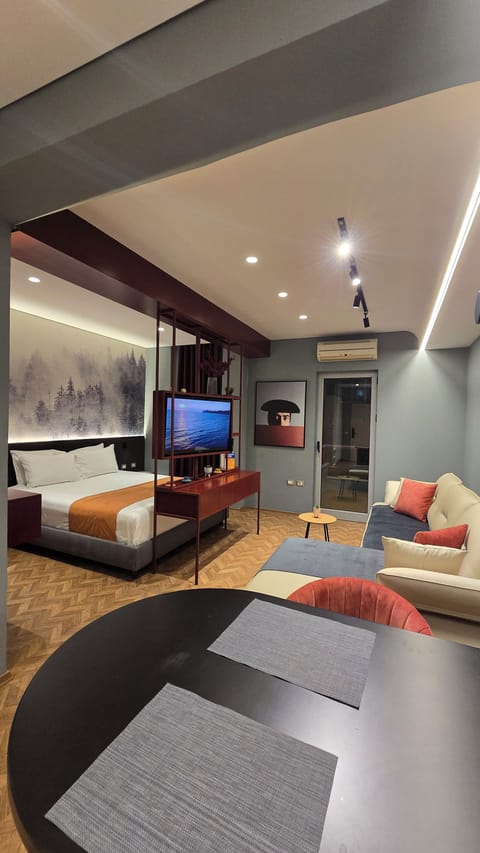 Deluxe Studio, City View | In-room dining