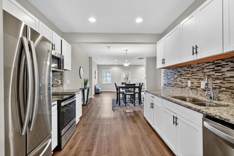 House, 3 Bedrooms | Private kitchen | Fridge, oven, coffee/tea maker, toaster