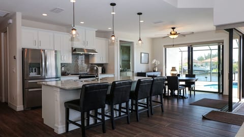 House, 3 Bedrooms | Private kitchen | Fridge, oven, coffee/tea maker, toaster