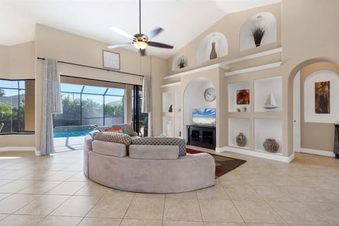 House, 4 Bedrooms | Living area