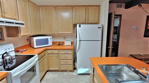 Apartment, 2 Bedrooms | Private kitchen | Fridge, oven, coffee/tea maker