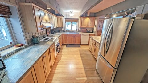 House, 6 Bedrooms | Private kitchen | Fridge, oven, coffee/tea maker, toaster