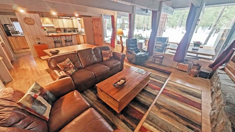 House, 6 Bedrooms | Living area | Smart TV