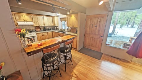 House, 6 Bedrooms | Private kitchen | Fridge, oven, coffee/tea maker, toaster