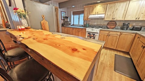 House, 6 Bedrooms | Private kitchen | Fridge, oven, coffee/tea maker, toaster