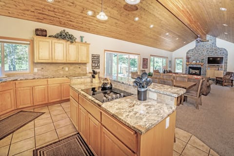 House, 5 Bedrooms | Private kitchen | Fridge, oven, coffee/tea maker