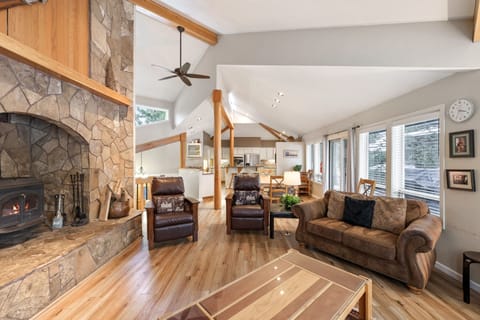 House, 4 Bedrooms | Living area