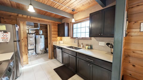 House, 2 Bedrooms | Private kitchen | Fridge, oven, coffee/tea maker, toaster