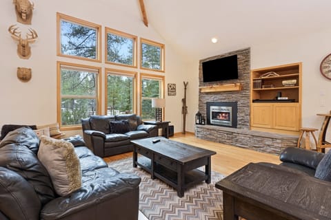 House, 5 Bedrooms | Living area | Smart TV