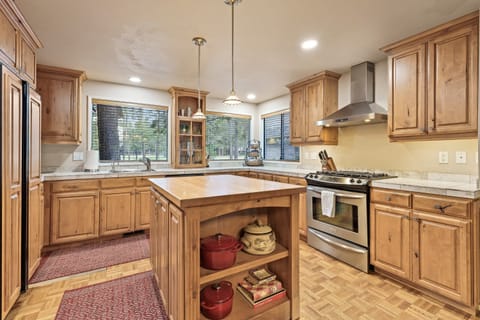 House, 5 Bedrooms | Private kitchen | Fridge, oven, coffee/tea maker, toaster