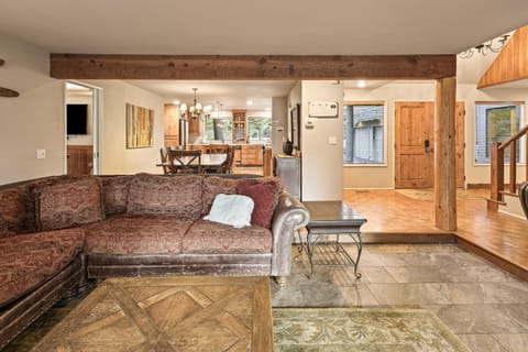 House, 5 Bedrooms | Living area