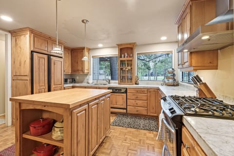 House, 5 Bedrooms | Private kitchen | Fridge, oven, coffee/tea maker, toaster