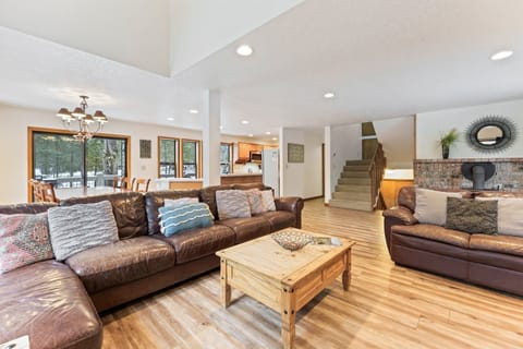 House, 5 Bedrooms | Living area