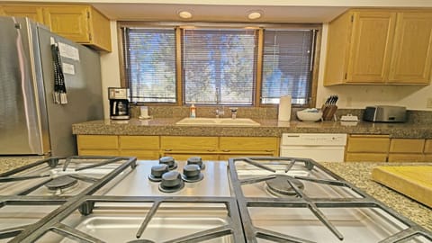 House, 3 Bedrooms | Private kitchen | Fridge, oven, coffee/tea maker, toaster