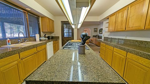 House, 3 Bedrooms | Private kitchen | Fridge, oven, coffee/tea maker, toaster