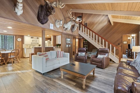 House, 4 Bedrooms | Living area | Smart TV