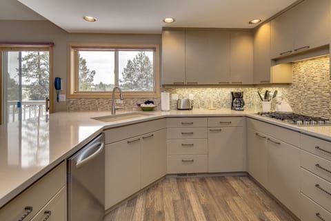 House, 3 Bedrooms | Private kitchen | Fridge, oven, coffee/tea maker, toaster