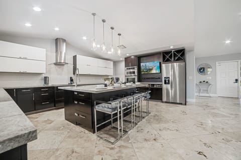 House (6 Bedrooms) | Interior