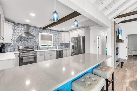 House, Multiple Beds (Curvy Coco) | Private kitchen | Oven, toaster