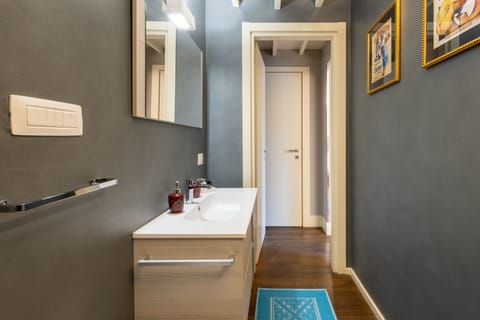 Luxury Suite | Bathroom | Shower, hair dryer, towels