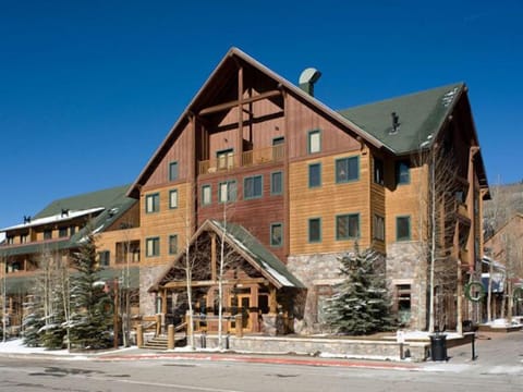 Nestled in a stunning mountain setting, Arapahoe Lodge in River Run Village, Keystone, Colorado, features welcoming alpine architecture and is conveniently located near the gondola.