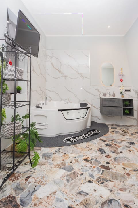 Deluxe Room | Individually decorated, individually furnished, blackout drapes