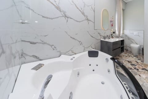 Deluxe Room | Private spa tub