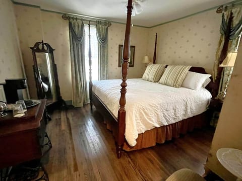 Peddler's Pad - Luxury king bed
