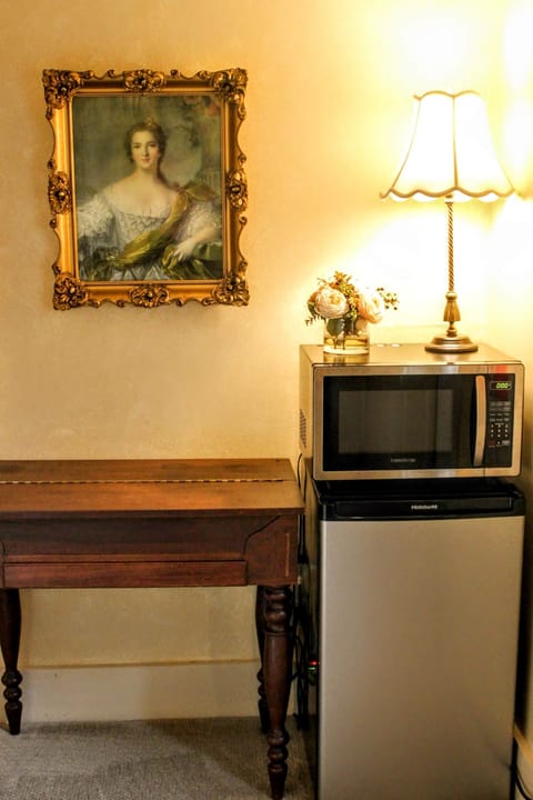 Common area for Angeline's, Peter Miller, and Tub Rooms. Private exit to courtyard.