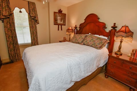 Sample Room - Luxury Queen Bed