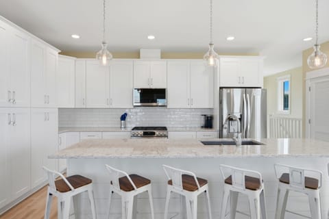 House (4 Bedrooms) | Private kitchen | Full-size fridge, microwave, oven, coffee/tea maker