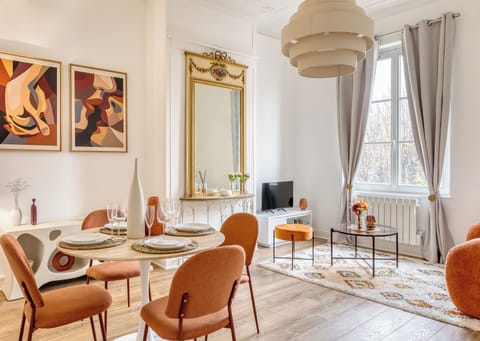 Salon magnifique avec table à manger 