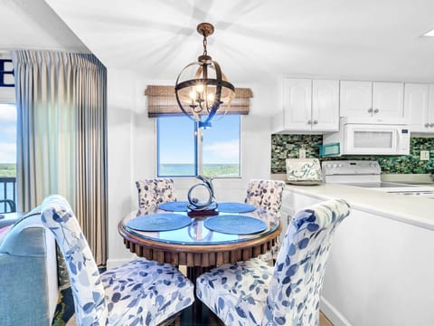 Condo, 1 King Bed (Pinnacle Port PH-36 - Caspian Pearl) | Dining