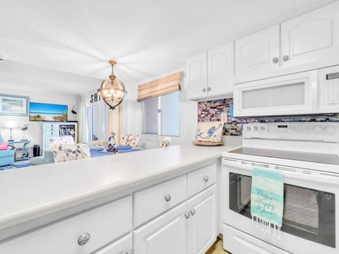 Condo, 1 King Bed (Pinnacle Port PH-36 - Caspian Pearl) | Private kitchen | Oven, toaster