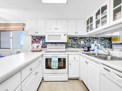 Condo, 1 King Bed (Pinnacle Port PH-36 - Caspian Pearl) | Private kitchen | Oven, toaster