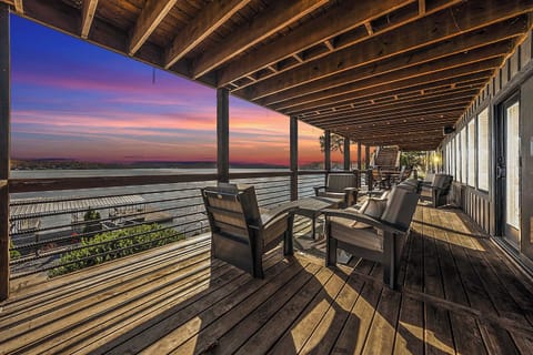 Sip, sit, and stare at the stillness. This deck gives you front-row seats to nature’s calmest show—sunsets, soft ripples, and pure peace.