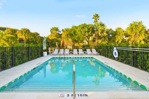 Relax by the pool - Sun, shade, and comfort!