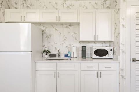 Well-equipped kitchenette.