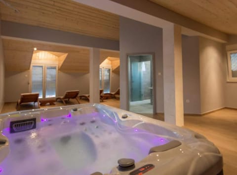 House (Six Bedroom Holiday House With Pool) | Sauna