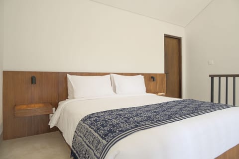 Desk, laptop workspace, free WiFi, bed sheets