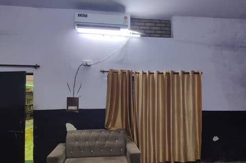 Family Room | Rollaway beds, free WiFi, bed sheets